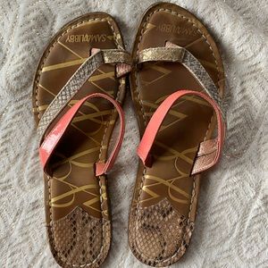 Cross strap sandals